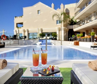 Pool Bar  Vincci Selección Aleysa Málaga Benalmádena